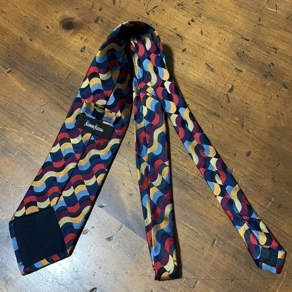 Vintage Neiman Marcus navy, red, gold and blue 100% seta silk necktie - Picture 7 of 10